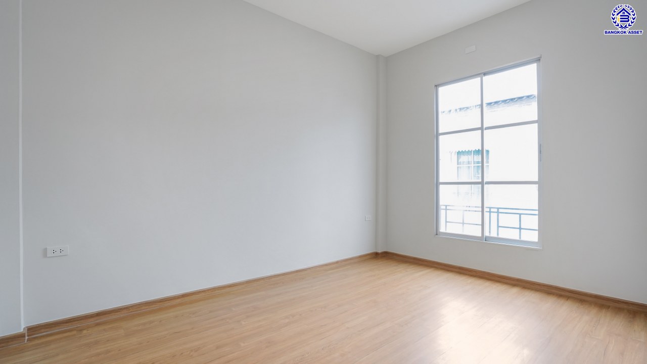 บ้านมือสองตกแต่งใหม่ ทำเลใจกลางเมือง โครงการ บ้านกลางเมือง ลาดพร้าว-โชคชัย4 ทาวน์โฮม 3 ชั้น เนื้อที่ 21.9 ตร.ว. พื้นที่ใช้สอย 175.61 ตร.ม. ฟังก์ชัน 3 ห้องนอน 4 ห้องน้ำ จอดรถได้ 2 คัน เชื่อมต่อทั้งถนนประดิษฐ์มนูธรรม, ถนนรัชดาภิเษก ใกล้ทางด่วน "รามอินทรา-อาจณรงค์" และรถไฟฟ้าสายสีเหลือง "สถานีโชคชัย4"...