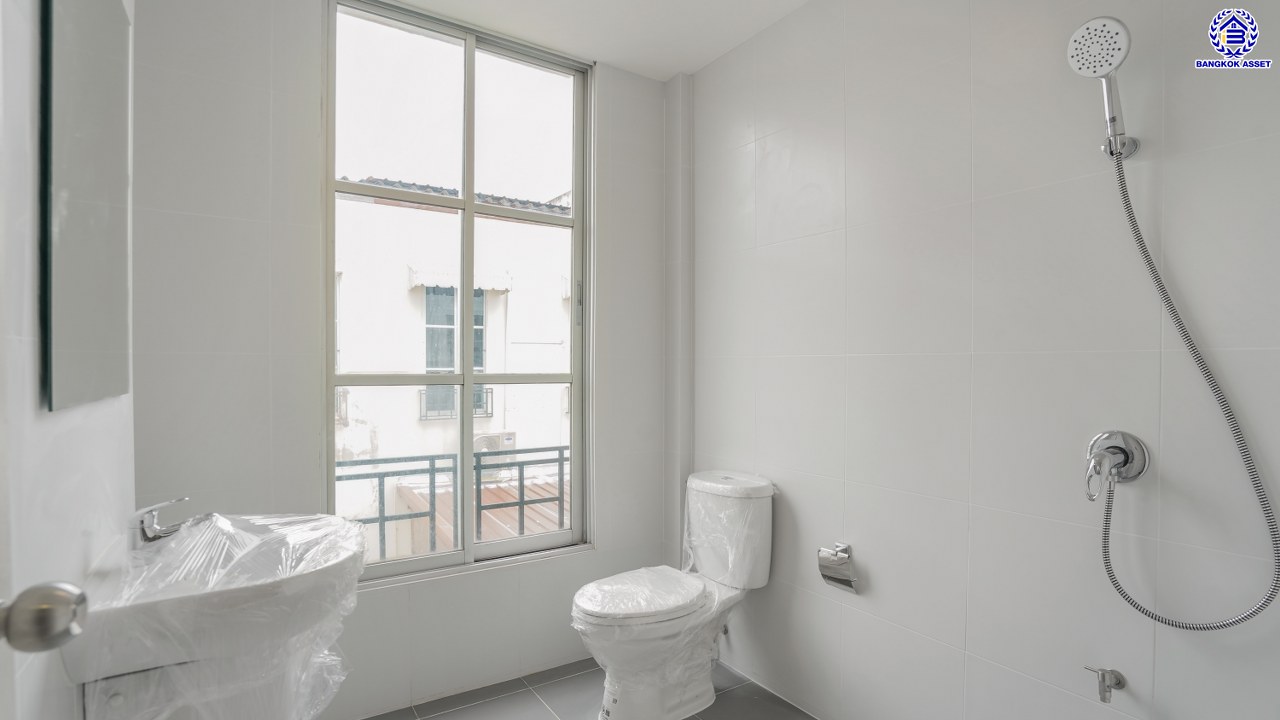 บ้านมือสองตกแต่งใหม่ ทำเลใจกลางเมือง โครงการ บ้านกลางเมือง ลาดพร้าว-โชคชัย4 ทาวน์โฮม 3 ชั้น เนื้อที่ 21.9 ตร.ว. พื้นที่ใช้สอย 175.61 ตร.ม. ฟังก์ชัน 3 ห้องนอน 4 ห้องน้ำ จอดรถได้ 2 คัน เชื่อมต่อทั้งถนนประดิษฐ์มนูธรรม, ถนนรัชดาภิเษก ใกล้ทางด่วน "รามอินทรา-อาจณรงค์" และรถไฟฟ้าสายสีเหลือง "สถานีโชคชัย4"...