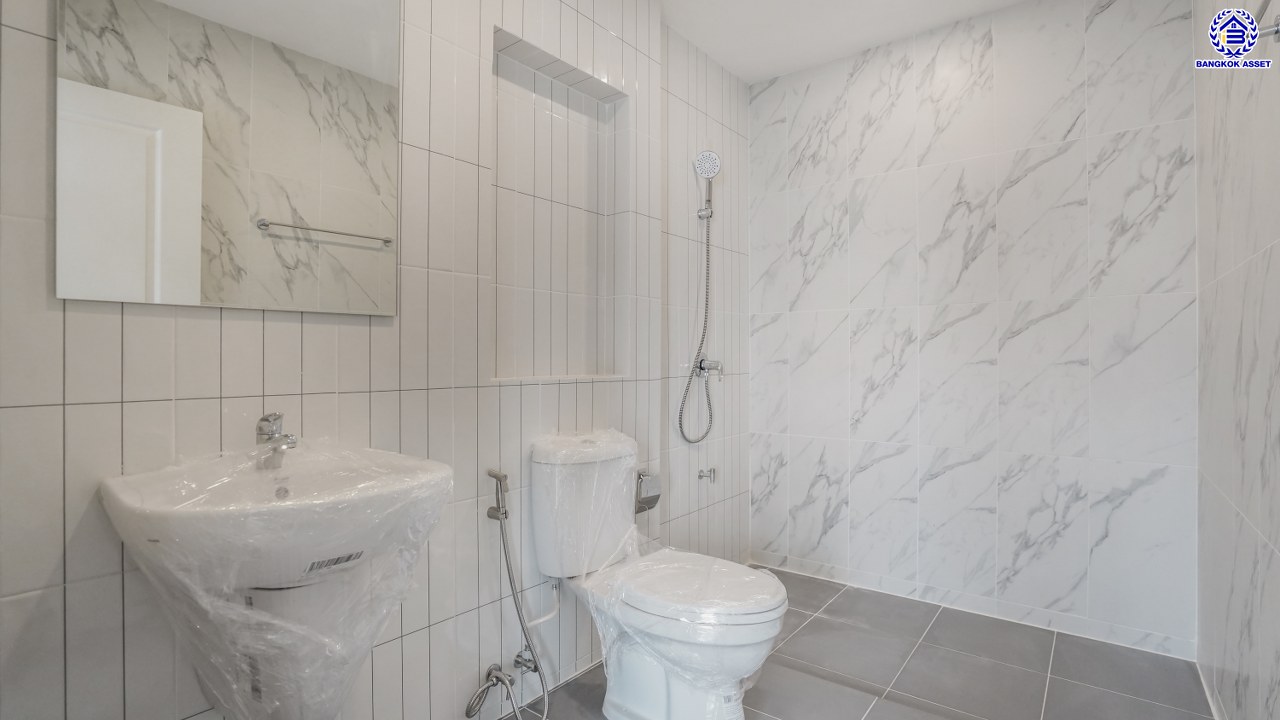 บ้านมือสองตกแต่งใหม่ ทำเลใจกลางเมือง โครงการ บ้านกลางเมือง ลาดพร้าว-โชคชัย4 ทาวน์โฮม 3 ชั้น เนื้อที่ 21.9 ตร.ว. พื้นที่ใช้สอย 175.61 ตร.ม. ฟังก์ชัน 3 ห้องนอน 4 ห้องน้ำ จอดรถได้ 2 คัน เชื่อมต่อทั้งถนนประดิษฐ์มนูธรรม, ถนนรัชดาภิเษก ใกล้ทางด่วน "รามอินทรา-อาจณรงค์" และรถไฟฟ้าสายสีเหลือง "สถานีโชคชัย4"...