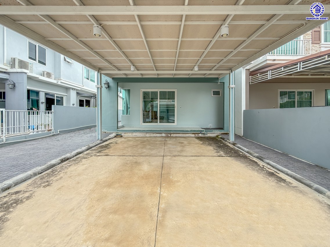 บ้านแฝดมือสอง โครงการ วิลลาจจิโอ ปิ่นเกล้า-ศาลายา เนื้อที่ 35 ตร.ว. พื้นที่ใช้สอย 140 ตร.ม. ฟังก์ชัน 3 ห้องนอน 2 ห้องน้ำ 2 ที่จอดรถ บ้านพร้อมเข้าอยู่ บนทำเลดี เข้า-ออกได้หลายเส้นทาง เชื่อมต่อถนนศาลาธรรมสพน์, ถนนกาญจนาภิเษก ใกล้เซ็นทรัลศาลายา และจุดขึ้นทางด่วน "ศรีรัช"