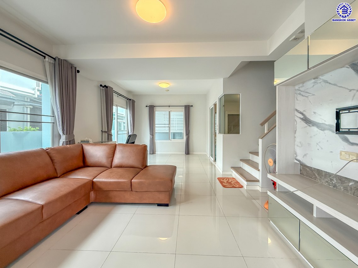 บ้านแฝดมือสอง โครงการ วิลลาจจิโอ ปิ่นเกล้า-ศาลายา เนื้อที่ 35 ตร.ว. พื้นที่ใช้สอย 140 ตร.ม. ฟังก์ชัน 3 ห้องนอน 2 ห้องน้ำ 2 ที่จอดรถ บ้านพร้อมเข้าอยู่ บนทำเลดี เข้า-ออกได้หลายเส้นทาง เชื่อมต่อถนนศาลาธรรมสพน์, ถนนกาญจนาภิเษก ใกล้เซ็นทรัลศาลายา และจุดขึ้นทางด่วน "ศรีรัช"