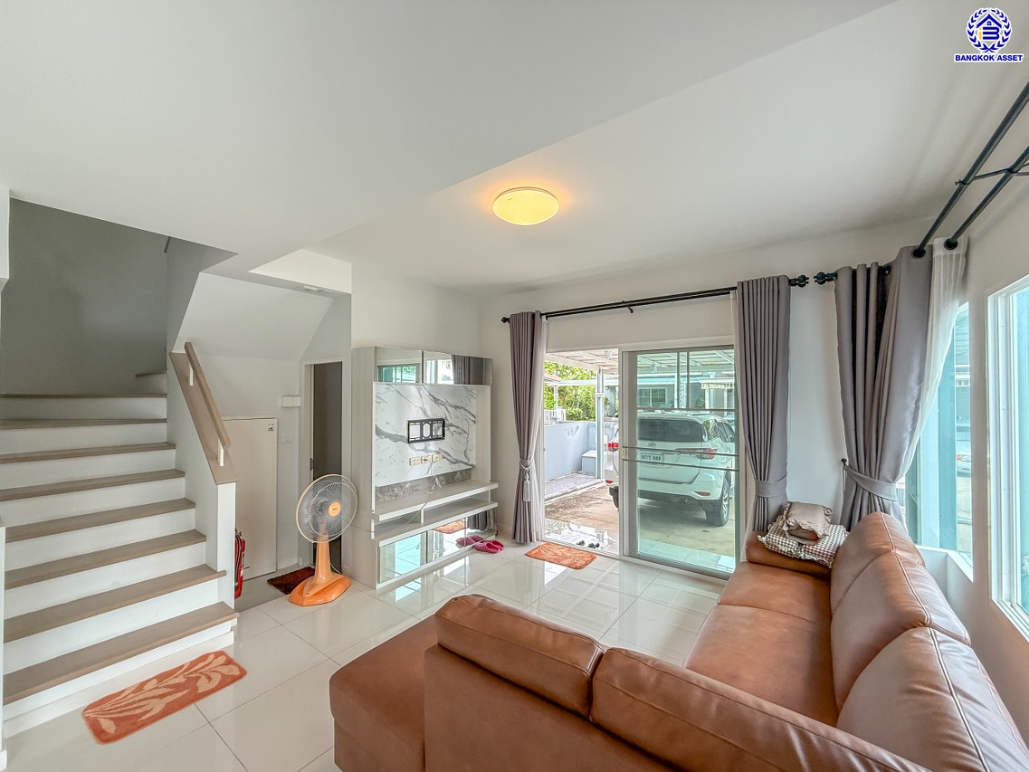 บ้านแฝดมือสอง โครงการ วิลลาจจิโอ ปิ่นเกล้า-ศาลายา เนื้อที่ 35 ตร.ว. พื้นที่ใช้สอย 140 ตร.ม. ฟังก์ชัน 3 ห้องนอน 2 ห้องน้ำ 2 ที่จอดรถ บ้านพร้อมเข้าอยู่ บนทำเลดี เข้า-ออกได้หลายเส้นทาง เชื่อมต่อถนนศาลาธรรมสพน์, ถนนกาญจนาภิเษก ใกล้เซ็นทรัลศาลายา และจุดขึ้นทางด่วน "ศรีรัช"