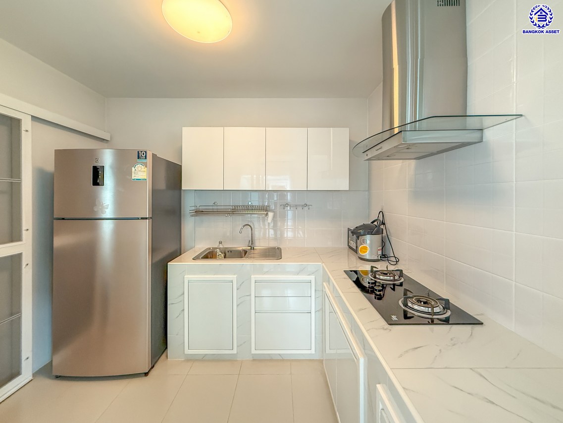 บ้านแฝดมือสอง โครงการ วิลลาจจิโอ ปิ่นเกล้า-ศาลายา เนื้อที่ 35 ตร.ว. พื้นที่ใช้สอย 140 ตร.ม. ฟังก์ชัน 3 ห้องนอน 2 ห้องน้ำ 2 ที่จอดรถ บ้านพร้อมเข้าอยู่ บนทำเลดี เข้า-ออกได้หลายเส้นทาง เชื่อมต่อถนนศาลาธรรมสพน์, ถนนกาญจนาภิเษก ใกล้เซ็นทรัลศาลายา และจุดขึ้นทางด่วน "ศรีรัช"