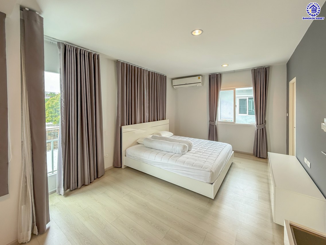 บ้านแฝดมือสอง โครงการ วิลลาจจิโอ ปิ่นเกล้า-ศาลายา เนื้อที่ 35 ตร.ว. พื้นที่ใช้สอย 140 ตร.ม. ฟังก์ชัน 3 ห้องนอน 2 ห้องน้ำ 2 ที่จอดรถ บ้านพร้อมเข้าอยู่ บนทำเลดี เข้า-ออกได้หลายเส้นทาง เชื่อมต่อถนนศาลาธรรมสพน์, ถนนกาญจนาภิเษก ใกล้เซ็นทรัลศาลายา และจุดขึ้นทางด่วน "ศรีรัช"