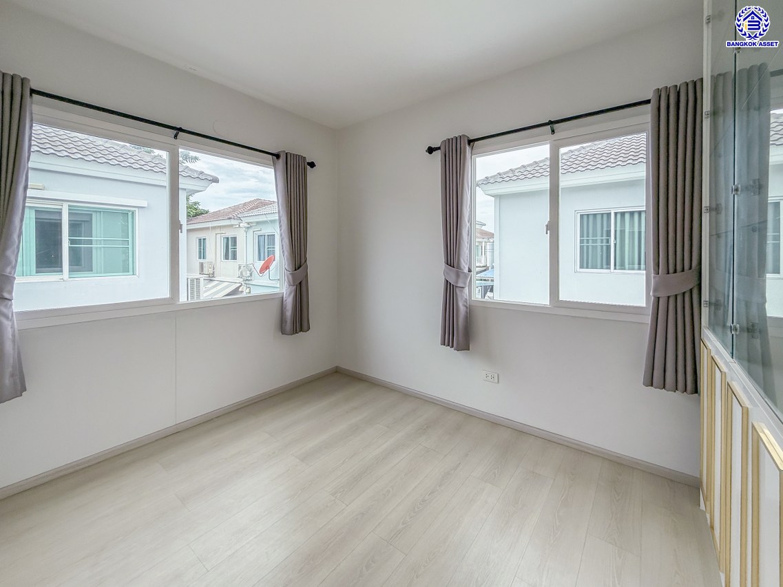 บ้านแฝดมือสอง โครงการ วิลลาจจิโอ ปิ่นเกล้า-ศาลายา เนื้อที่ 35 ตร.ว. พื้นที่ใช้สอย 140 ตร.ม. ฟังก์ชัน 3 ห้องนอน 2 ห้องน้ำ 2 ที่จอดรถ บ้านพร้อมเข้าอยู่ บนทำเลดี เข้า-ออกได้หลายเส้นทาง เชื่อมต่อถนนศาลาธรรมสพน์, ถนนกาญจนาภิเษก ใกล้เซ็นทรัลศาลายา และจุดขึ้นทางด่วน "ศรีรัช"