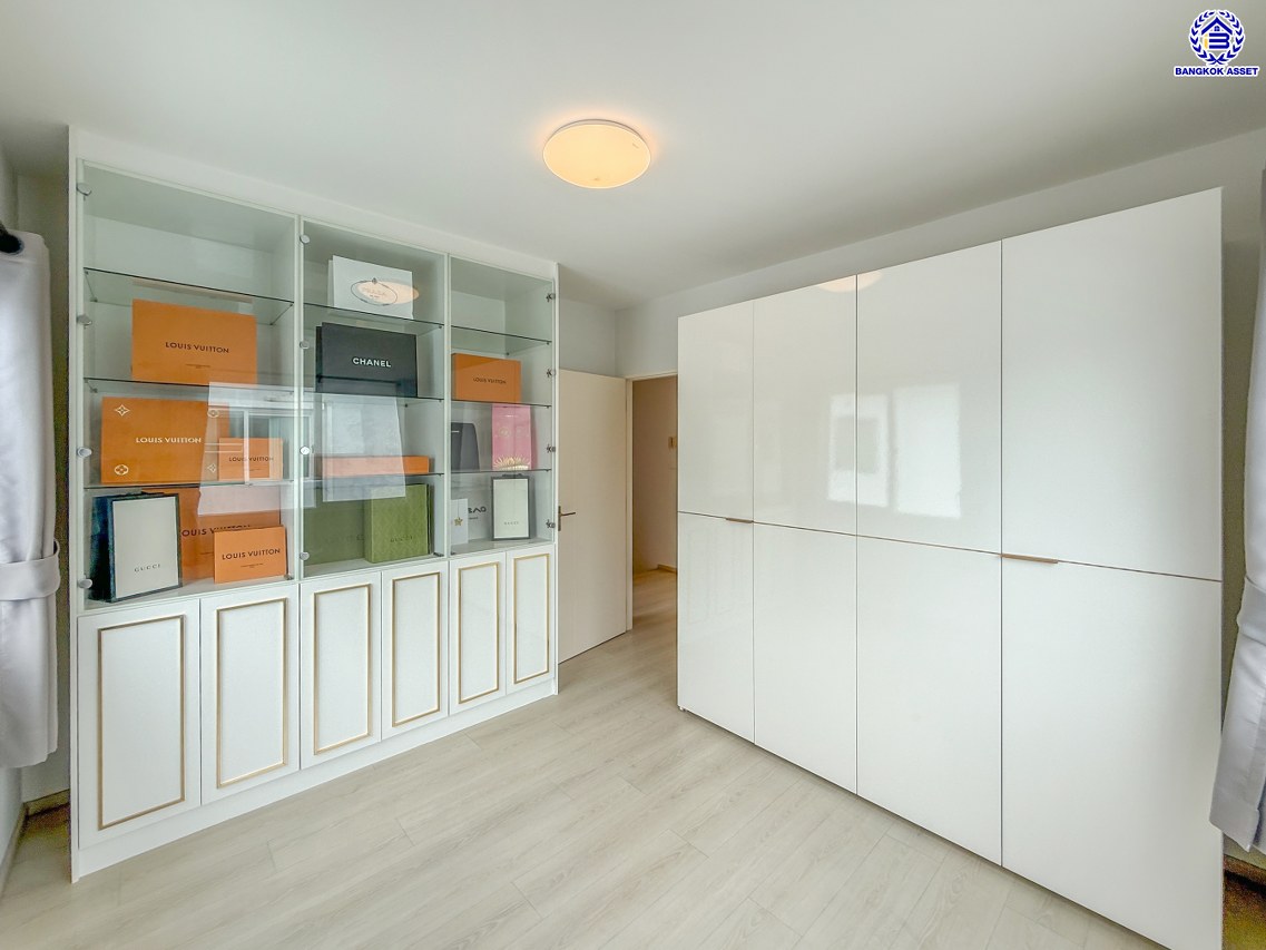 บ้านแฝดมือสอง โครงการ วิลลาจจิโอ ปิ่นเกล้า-ศาลายา เนื้อที่ 35 ตร.ว. พื้นที่ใช้สอย 140 ตร.ม. ฟังก์ชัน 3 ห้องนอน 2 ห้องน้ำ 2 ที่จอดรถ บ้านพร้อมเข้าอยู่ บนทำเลดี เข้า-ออกได้หลายเส้นทาง เชื่อมต่อถนนศาลาธรรมสพน์, ถนนกาญจนาภิเษก ใกล้เซ็นทรัลศาลายา และจุดขึ้นทางด่วน "ศรีรัช"