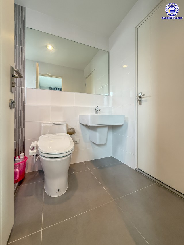 บ้านแฝดมือสอง โครงการ วิลลาจจิโอ ปิ่นเกล้า-ศาลายา เนื้อที่ 35 ตร.ว. พื้นที่ใช้สอย 140 ตร.ม. ฟังก์ชัน 3 ห้องนอน 2 ห้องน้ำ 2 ที่จอดรถ บ้านพร้อมเข้าอยู่ บนทำเลดี เข้า-ออกได้หลายเส้นทาง เชื่อมต่อถนนศาลาธรรมสพน์, ถนนกาญจนาภิเษก ใกล้เซ็นทรัลศาลายา และจุดขึ้นทางด่วน "ศรีรัช"