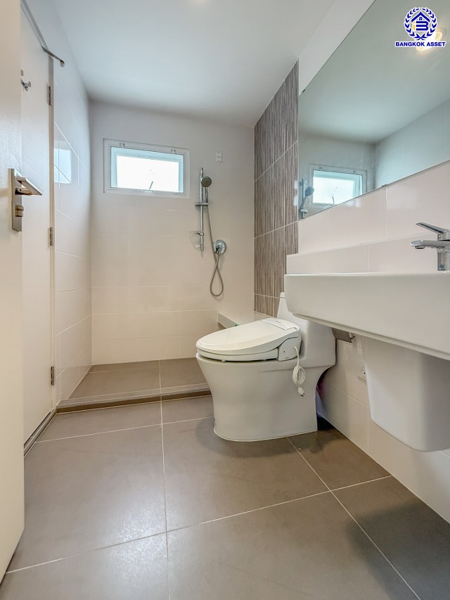 บ้านแฝดมือสอง โครงการ วิลลาจจิโอ ปิ่นเกล้า-ศาลายา เนื้อที่ 35 ตร.ว. พื้นที่ใช้สอย 140 ตร.ม. ฟังก์ชัน 3 ห้องนอน 2 ห้องน้ำ 2 ที่จอดรถ บ้านพร้อมเข้าอยู่ บนทำเลดี เข้า-ออกได้หลายเส้นทาง เชื่อมต่อถนนศาลาธรรมสพน์, ถนนกาญจนาภิเษก ใกล้เซ็นทรัลศาลายา และจุดขึ้นทางด่วน "ศรีรัช"