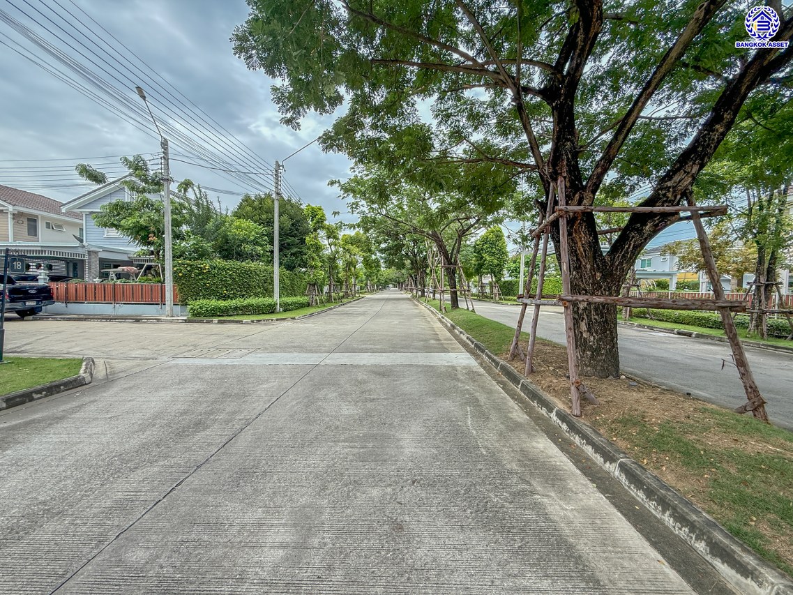 บ้านแฝดมือสอง โครงการ วิลลาจจิโอ ปิ่นเกล้า-ศาลายา เนื้อที่ 35 ตร.ว. พื้นที่ใช้สอย 140 ตร.ม. ฟังก์ชัน 3 ห้องนอน 2 ห้องน้ำ 2 ที่จอดรถ บ้านพร้อมเข้าอยู่ บนทำเลดี เข้า-ออกได้หลายเส้นทาง เชื่อมต่อถนนศาลาธรรมสพน์, ถนนกาญจนาภิเษก ใกล้เซ็นทรัลศาลายา และจุดขึ้นทางด่วน "ศรีรัช"