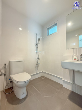 บ้านแฝดมือสอง โครงการ วิลลาจจิโอ ปิ่นเกล้า-ศาลายา เนื้อที่ 35 ตร.ว. พื้นที่ใช้สอย 140 ตร.ม. ฟังก์ชัน 3 ห้องนอน 2 ห้องน้ำ 2 ที่จอดรถ บ้านพร้อมเข้าอยู่ บนทำเลดี เข้า-ออกได้หลายเส้นทาง เชื่อมต่อถนนศาลาธรรมสพน์, ถนนกาญจนาภิเษก ใกล้เซ็นทรัลศาลายา และจุดขึ้นทางด่วน "ศรีรัช"