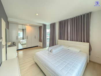 บ้านแฝดมือสอง โครงการ วิลลาจจิโอ ปิ่นเกล้า-ศาลายา เนื้อที่ 35 ตร.ว. พื้นที่ใช้สอย 140 ตร.ม. ฟังก์ชัน 3 ห้องนอน 2 ห้องน้ำ 2 ที่จอดรถ บ้านพร้อมเข้าอยู่ บนทำเลดี เข้า-ออกได้หลายเส้นทาง เชื่อมต่อถนนศาลาธรรมสพน์, ถนนกาญจนาภิเษก ใกล้เซ็นทรัลศาลายา และจุดขึ้นทางด่วน "ศรีรัช"