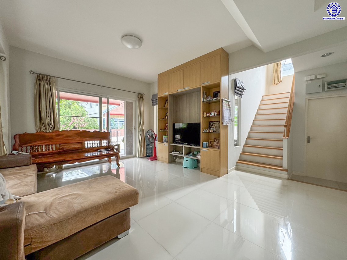 บ้านเดี่ยวมือสองนนทบุรี โครงการ ชัยพฤกษ์ ปิ่นเกล้า-กาญจนาฯ เนื้อที่ 50.40 ตร.ว. พื้นที่ใช้สอย 150 ตร.ม. ฟังก์ชัน 3 ห้องนอน 3 ห้องน้ำ 2 ที่จอดรถ แถมฟรี! เครื่องปรับอากาศ และ เครื่องทำน้ำอุ่น สภาพแวดล้อมดีพร้อมอยู่ เดินทางสะดวก เชื่อมต่อถนนกาญจนาภิเษก, ถนนนครอินทร์, ถนนราชพฤกษ์ ใกล้รถไฟฟ้าสายสีม่วง "สถานีตลาดบางใหญ่" และจุดขึ้นทางด่วน "ศรีรัช"