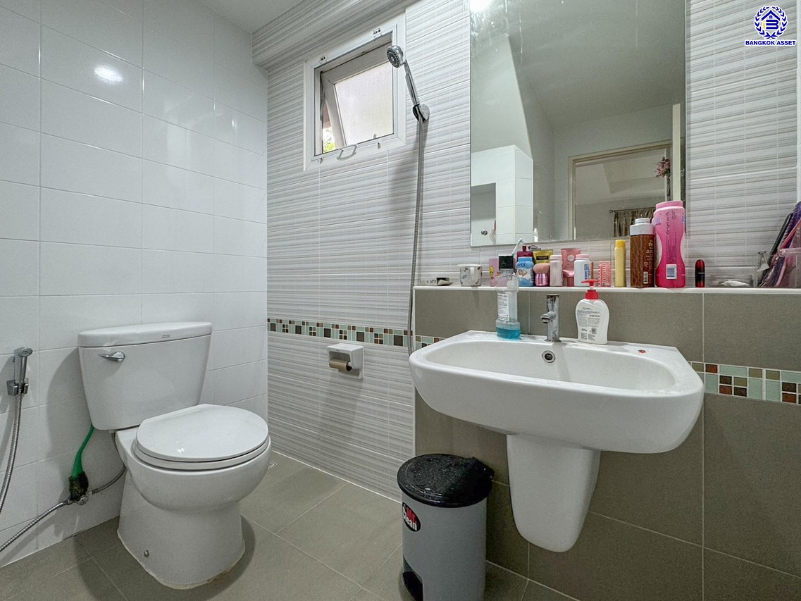 บ้านเดี่ยวมือสองนนทบุรี โครงการ ชัยพฤกษ์ ปิ่นเกล้า-กาญจนาฯ เนื้อที่ 50.40 ตร.ว. พื้นที่ใช้สอย 150 ตร.ม. ฟังก์ชัน 3 ห้องนอน 3 ห้องน้ำ 2 ที่จอดรถ แถมฟรี! เครื่องปรับอากาศ และ เครื่องทำน้ำอุ่น สภาพแวดล้อมดีพร้อมอยู่ เดินทางสะดวก เชื่อมต่อถนนกาญจนาภิเษก, ถนนนครอินทร์, ถนนราชพฤกษ์ ใกล้รถไฟฟ้าสายสีม่วง "สถานีตลาดบางใหญ่" และจุดขึ้นทางด่วน "ศรีรัช"