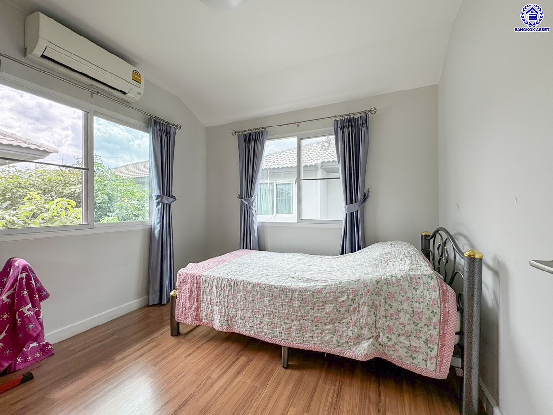 บ้านเดี่ยวมือสองนนทบุรี โครงการ ชัยพฤกษ์ ปิ่นเกล้า-กาญจนาฯ เนื้อที่ 50.40 ตร.ว. พื้นที่ใช้สอย 150 ตร.ม. ฟังก์ชัน 3 ห้องนอน 3 ห้องน้ำ 2 ที่จอดรถ แถมฟรี! เครื่องปรับอากาศ และ เครื่องทำน้ำอุ่น สภาพแวดล้อมดีพร้อมอยู่ เดินทางสะดวก เชื่อมต่อถนนกาญจนาภิเษก, ถนนนครอินทร์, ถนนราชพฤกษ์ ใกล้รถไฟฟ้าสายสีม่วง "สถานีตลาดบางใหญ่" และจุดขึ้นทางด่วน "ศรีรัช"