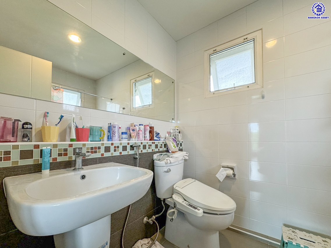 บ้านเดี่ยวมือสองนนทบุรี โครงการ ชัยพฤกษ์ ปิ่นเกล้า-กาญจนาฯ เนื้อที่ 50.40 ตร.ว. พื้นที่ใช้สอย 150 ตร.ม. ฟังก์ชัน 3 ห้องนอน 3 ห้องน้ำ 2 ที่จอดรถ แถมฟรี! เครื่องปรับอากาศ และ เครื่องทำน้ำอุ่น สภาพแวดล้อมดีพร้อมอยู่ เดินทางสะดวก เชื่อมต่อถนนกาญจนาภิเษก, ถนนนครอินทร์, ถนนราชพฤกษ์ ใกล้รถไฟฟ้าสายสีม่วง "สถานีตลาดบางใหญ่" และจุดขึ้นทางด่วน "ศรีรัช"