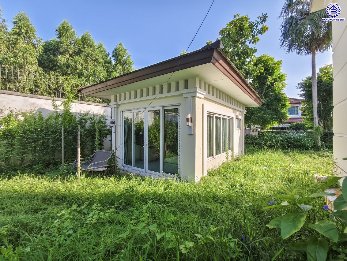 บ้านเดี่ยวมือสองนนทบุรี โครงการ เดอะซิตี้ รัตนาธิเบศร์-แคราย หลังมุม เนื้อที่ 166 ตร.ว. พื้นที่ใช้สอย 320 ตร.ม.ฟังก์ชัน 5 ห้องนอน 4 ห้องน้ำ พร้อมเรือนรับรอง จอดรถได้  4 คัน และ ของแถมอีกหลายรายการ บนทำเลศักยภาพ ติดถนนรัตนาธิเบศร์ เชื่อมต่อถนนงามวงศ์วาน, ถนนติวานนท์ ใกล้รถไฟฟ้าสายสีม่วง "สถานีสะพานพระนั่งเกล้า"