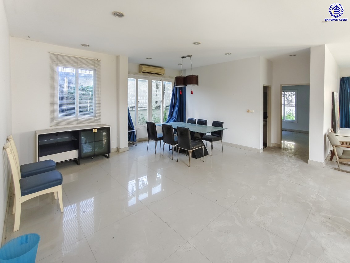 บ้านเดี่ยวมือสองนนทบุรี โครงการ เดอะซิตี้ รัตนาธิเบศร์-แคราย หลังมุม เนื้อที่ 166 ตร.ว. พื้นที่ใช้สอย 320 ตร.ม.ฟังก์ชัน 5 ห้องนอน 4 ห้องน้ำ พร้อมเรือนรับรอง จอดรถได้  4 คัน และ ของแถมอีกหลายรายการ บนทำเลศักยภาพ ติดถนนรัตนาธิเบศร์ เชื่อมต่อถนนงามวงศ์วาน, ถนนติวานนท์ ใกล้รถไฟฟ้าสายสีม่วง "สถานีสะพานพระนั่งเกล้า"