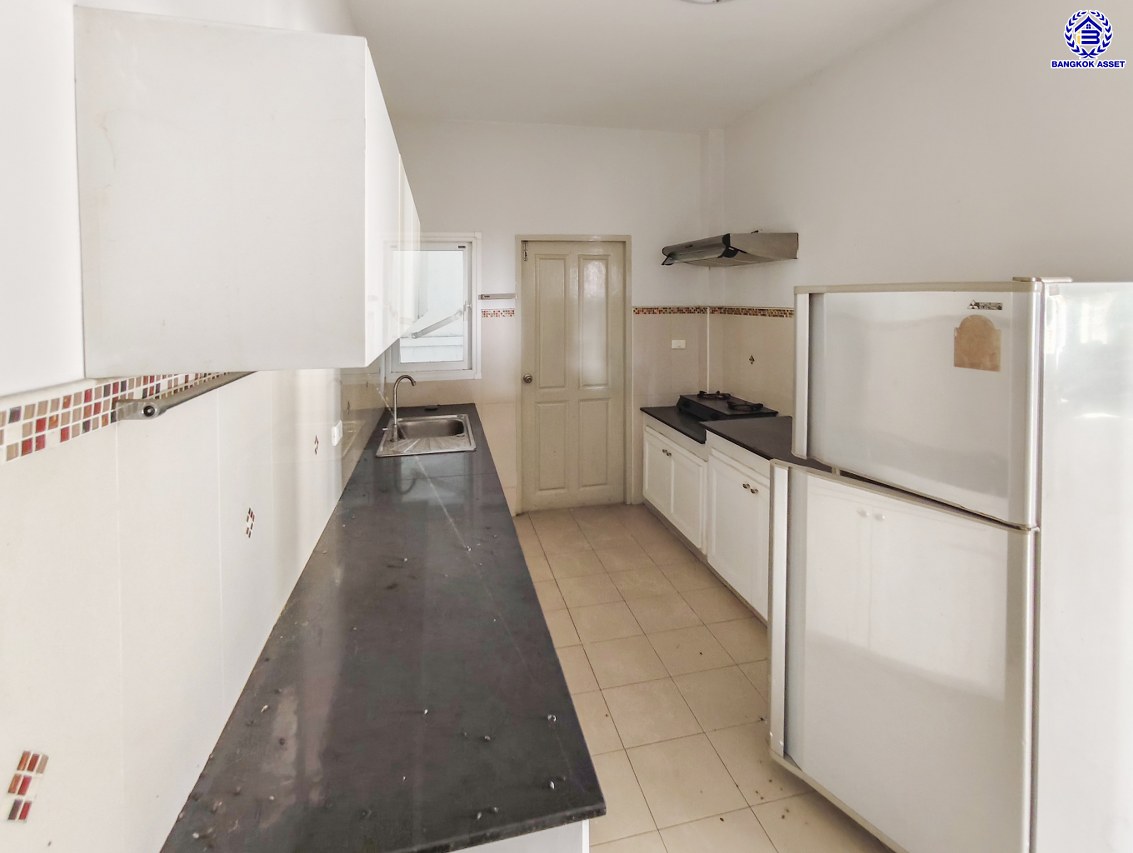 บ้านเดี่ยวมือสองนนทบุรี โครงการ เดอะซิตี้ รัตนาธิเบศร์-แคราย หลังมุม เนื้อที่ 166 ตร.ว. พื้นที่ใช้สอย 320 ตร.ม.ฟังก์ชัน 5 ห้องนอน 4 ห้องน้ำ พร้อมเรือนรับรอง จอดรถได้  4 คัน และ ของแถมอีกหลายรายการ บนทำเลศักยภาพ ติดถนนรัตนาธิเบศร์ เชื่อมต่อถนนงามวงศ์วาน, ถนนติวานนท์ ใกล้รถไฟฟ้าสายสีม่วง "สถานีสะพานพระนั่งเกล้า"