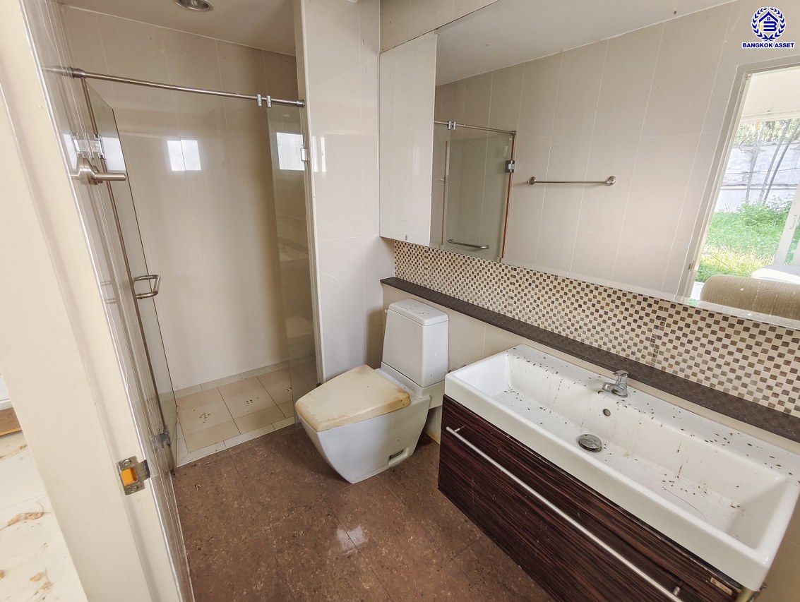 บ้านเดี่ยวมือสองนนทบุรี โครงการ เดอะซิตี้ รัตนาธิเบศร์-แคราย หลังมุม เนื้อที่ 166 ตร.ว. พื้นที่ใช้สอย 320 ตร.ม.ฟังก์ชัน 5 ห้องนอน 4 ห้องน้ำ พร้อมเรือนรับรอง จอดรถได้  4 คัน และ ของแถมอีกหลายรายการ บนทำเลศักยภาพ ติดถนนรัตนาธิเบศร์ เชื่อมต่อถนนงามวงศ์วาน, ถนนติวานนท์ ใกล้รถไฟฟ้าสายสีม่วง "สถานีสะพานพระนั่งเกล้า"