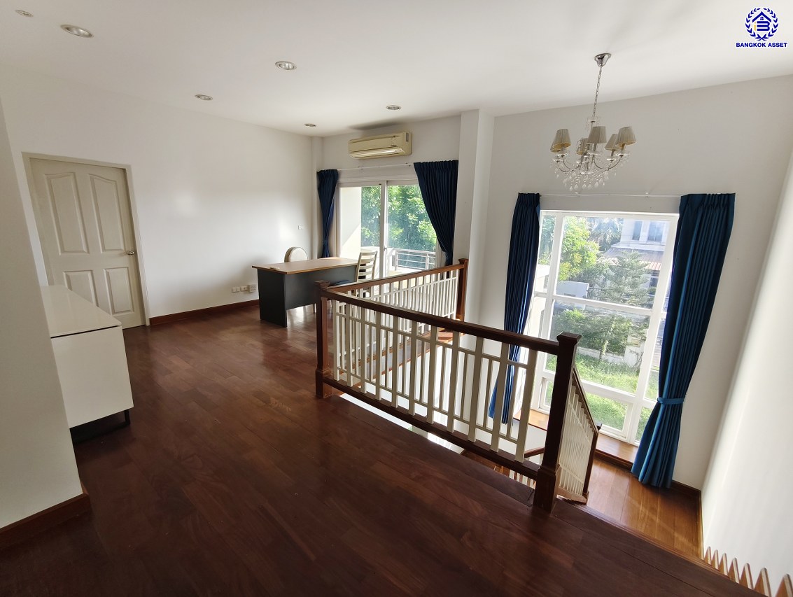 บ้านเดี่ยวมือสองนนทบุรี โครงการ เดอะซิตี้ รัตนาธิเบศร์-แคราย หลังมุม เนื้อที่ 166 ตร.ว. พื้นที่ใช้สอย 320 ตร.ม.ฟังก์ชัน 5 ห้องนอน 4 ห้องน้ำ พร้อมเรือนรับรอง จอดรถได้  4 คัน และ ของแถมอีกหลายรายการ บนทำเลศักยภาพ ติดถนนรัตนาธิเบศร์ เชื่อมต่อถนนงามวงศ์วาน, ถนนติวานนท์ ใกล้รถไฟฟ้าสายสีม่วง "สถานีสะพานพระนั่งเกล้า"