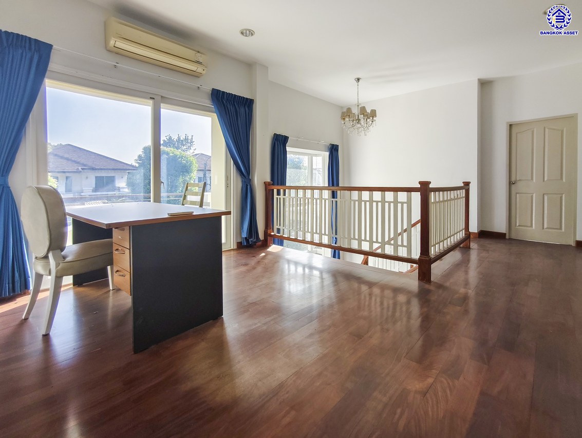 บ้านเดี่ยวมือสองนนทบุรี โครงการ เดอะซิตี้ รัตนาธิเบศร์-แคราย หลังมุม เนื้อที่ 166 ตร.ว. พื้นที่ใช้สอย 320 ตร.ม.ฟังก์ชัน 5 ห้องนอน 4 ห้องน้ำ พร้อมเรือนรับรอง จอดรถได้  4 คัน และ ของแถมอีกหลายรายการ บนทำเลศักยภาพ ติดถนนรัตนาธิเบศร์ เชื่อมต่อถนนงามวงศ์วาน, ถนนติวานนท์ ใกล้รถไฟฟ้าสายสีม่วง "สถานีสะพานพระนั่งเกล้า"