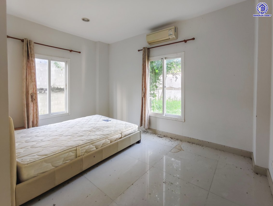 บ้านเดี่ยวมือสองนนทบุรี โครงการ เดอะซิตี้ รัตนาธิเบศร์-แคราย หลังมุม เนื้อที่ 166 ตร.ว. พื้นที่ใช้สอย 320 ตร.ม.ฟังก์ชัน 5 ห้องนอน 4 ห้องน้ำ พร้อมเรือนรับรอง จอดรถได้  4 คัน และ ของแถมอีกหลายรายการ บนทำเลศักยภาพ ติดถนนรัตนาธิเบศร์ เชื่อมต่อถนนงามวงศ์วาน, ถนนติวานนท์ ใกล้รถไฟฟ้าสายสีม่วง "สถานีสะพานพระนั่งเกล้า"