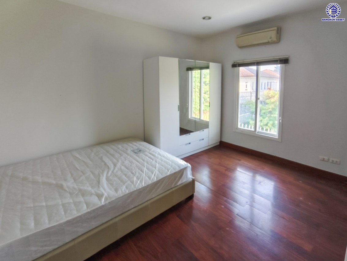 บ้านเดี่ยวมือสองนนทบุรี โครงการ เดอะซิตี้ รัตนาธิเบศร์-แคราย หลังมุม เนื้อที่ 166 ตร.ว. พื้นที่ใช้สอย 320 ตร.ม.ฟังก์ชัน 5 ห้องนอน 4 ห้องน้ำ พร้อมเรือนรับรอง จอดรถได้  4 คัน และ ของแถมอีกหลายรายการ บนทำเลศักยภาพ ติดถนนรัตนาธิเบศร์ เชื่อมต่อถนนงามวงศ์วาน, ถนนติวานนท์ ใกล้รถไฟฟ้าสายสีม่วง "สถานีสะพานพระนั่งเกล้า"