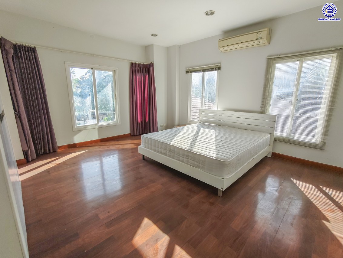 บ้านเดี่ยวมือสองนนทบุรี โครงการ เดอะซิตี้ รัตนาธิเบศร์-แคราย หลังมุม เนื้อที่ 166 ตร.ว. พื้นที่ใช้สอย 320 ตร.ม.ฟังก์ชัน 5 ห้องนอน 4 ห้องน้ำ พร้อมเรือนรับรอง จอดรถได้  4 คัน และ ของแถมอีกหลายรายการ บนทำเลศักยภาพ ติดถนนรัตนาธิเบศร์ เชื่อมต่อถนนงามวงศ์วาน, ถนนติวานนท์ ใกล้รถไฟฟ้าสายสีม่วง "สถานีสะพานพระนั่งเกล้า"