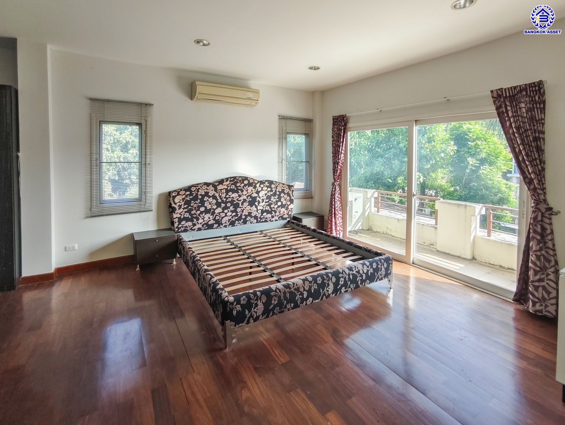 บ้านเดี่ยวมือสองนนทบุรี โครงการ เดอะซิตี้ รัตนาธิเบศร์-แคราย หลังมุม เนื้อที่ 166 ตร.ว. พื้นที่ใช้สอย 320 ตร.ม.ฟังก์ชัน 5 ห้องนอน 4 ห้องน้ำ พร้อมเรือนรับรอง จอดรถได้  4 คัน และ ของแถมอีกหลายรายการ บนทำเลศักยภาพ ติดถนนรัตนาธิเบศร์ เชื่อมต่อถนนงามวงศ์วาน, ถนนติวานนท์ ใกล้รถไฟฟ้าสายสีม่วง "สถานีสะพานพระนั่งเกล้า"