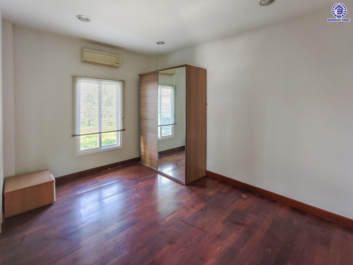 บ้านเดี่ยวมือสองนนทบุรี โครงการ เดอะซิตี้ รัตนาธิเบศร์-แคราย หลังมุม เนื้อที่ 166 ตร.ว. พื้นที่ใช้สอย 320 ตร.ม.ฟังก์ชัน 5 ห้องนอน 4 ห้องน้ำ พร้อมเรือนรับรอง จอดรถได้  4 คัน และ ของแถมอีกหลายรายการ บนทำเลศักยภาพ ติดถนนรัตนาธิเบศร์ เชื่อมต่อถนนงามวงศ์วาน, ถนนติวานนท์ ใกล้รถไฟฟ้าสายสีม่วง "สถานีสะพานพระนั่งเกล้า"