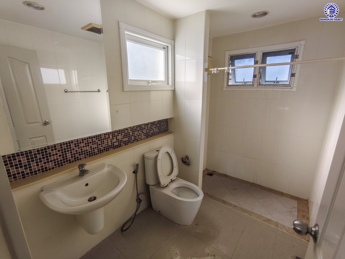 บ้านเดี่ยวมือสองนนทบุรี โครงการ เดอะซิตี้ รัตนาธิเบศร์-แคราย หลังมุม เนื้อที่ 166 ตร.ว. พื้นที่ใช้สอย 320 ตร.ม.ฟังก์ชัน 5 ห้องนอน 4 ห้องน้ำ พร้อมเรือนรับรอง จอดรถได้  4 คัน และ ของแถมอีกหลายรายการ บนทำเลศักยภาพ ติดถนนรัตนาธิเบศร์ เชื่อมต่อถนนงามวงศ์วาน, ถนนติวานนท์ ใกล้รถไฟฟ้าสายสีม่วง "สถานีสะพานพระนั่งเกล้า"