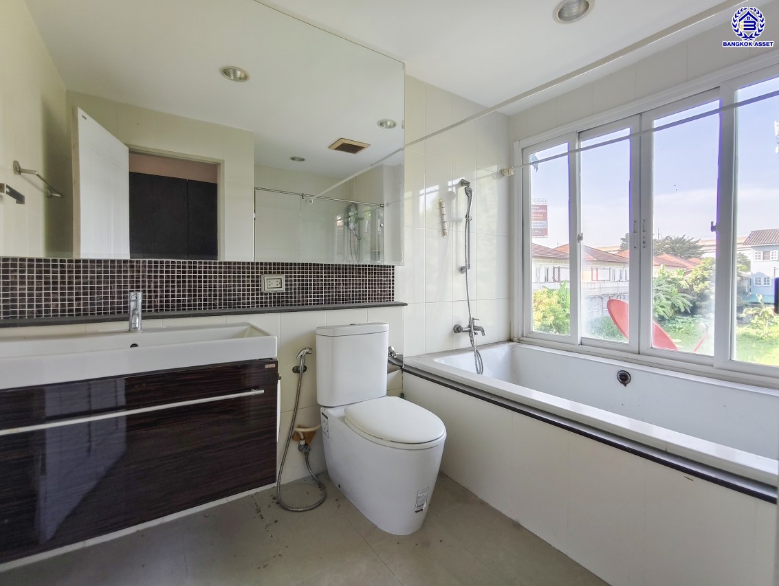 บ้านเดี่ยวมือสองนนทบุรี โครงการ เดอะซิตี้ รัตนาธิเบศร์-แคราย หลังมุม เนื้อที่ 166 ตร.ว. พื้นที่ใช้สอย 320 ตร.ม.ฟังก์ชัน 5 ห้องนอน 4 ห้องน้ำ พร้อมเรือนรับรอง จอดรถได้  4 คัน และ ของแถมอีกหลายรายการ บนทำเลศักยภาพ ติดถนนรัตนาธิเบศร์ เชื่อมต่อถนนงามวงศ์วาน, ถนนติวานนท์ ใกล้รถไฟฟ้าสายสีม่วง "สถานีสะพานพระนั่งเกล้า"