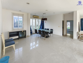 บ้านเดี่ยวมือสองนนทบุรี โครงการ เดอะซิตี้ รัตนาธิเบศร์-แคราย หลังมุม เนื้อที่ 166 ตร.ว. พื้นที่ใช้สอย 320 ตร.ม.ฟังก์ชัน 5 ห้องนอน 4 ห้องน้ำ พร้อมเรือนรับรอง จอดรถได้  4 คัน และ ของแถมอีกหลายรายการ บนทำเลศักยภาพ ติดถนนรัตนาธิเบศร์ เชื่อมต่อถนนงามวงศ์วาน, ถนนติวานนท์ ใกล้รถไฟฟ้าสายสีม่วง "สถานีสะพานพระนั่งเกล้า"