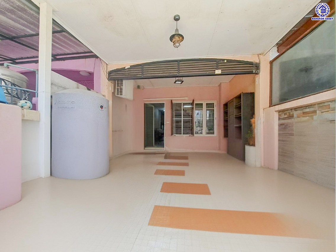 ทาวน์เฮ้าส์มือสองนนทบุรี โครงการ บุศรินทร์ บางบัวทอง เนื้อที่ 18 ตร.ว. พื้นที่ใช้สอย 135 ตร.ม. ฟังก์ชัน 2 ห้องนอน 2 ห้องน้ำ 1 ที่จอดรถ แถมฟรี! เครื่องปรับอากาศ, เครื่องทำน้ำอุ่น ทำเลดี เชื่อมต่อหลายเส้นทาง ถ.กาญจนาภิเษก, ถ.รัตนาธิเบศร์, ถ.บางกรวย-ไทรน้อย และใกล้เซ็นทรัลเวสต์เกต และรถไฟฟ้าสายสีม่วง "สถานีบางพลู"