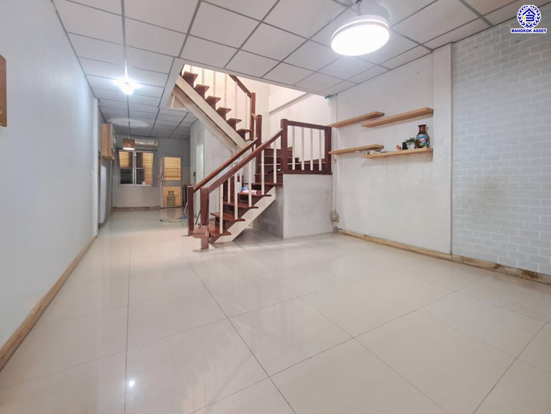 ทาวน์เฮ้าส์มือสองนนทบุรี โครงการ บุศรินทร์ บางบัวทอง เนื้อที่ 18 ตร.ว. พื้นที่ใช้สอย 135 ตร.ม. ฟังก์ชัน 2 ห้องนอน 2 ห้องน้ำ 1 ที่จอดรถ แถมฟรี! เครื่องปรับอากาศ, เครื่องทำน้ำอุ่น ทำเลดี เชื่อมต่อหลายเส้นทาง ถ.กาญจนาภิเษก, ถ.รัตนาธิเบศร์, ถ.บางกรวย-ไทรน้อย และใกล้เซ็นทรัลเวสต์เกต และรถไฟฟ้าสายสีม่วง "สถานีบางพลู"