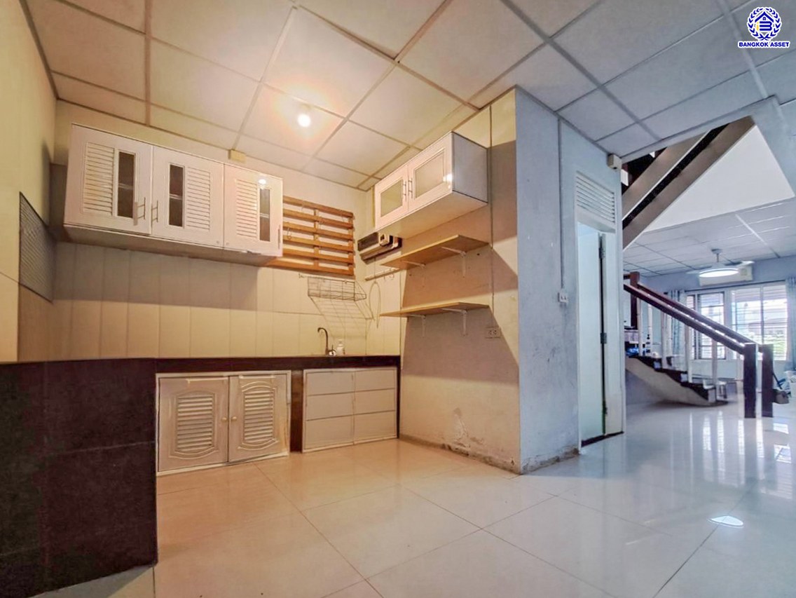 ทาวน์เฮ้าส์มือสองนนทบุรี โครงการ บุศรินทร์ บางบัวทอง เนื้อที่ 18 ตร.ว. พื้นที่ใช้สอย 135 ตร.ม. ฟังก์ชัน 2 ห้องนอน 2 ห้องน้ำ 1 ที่จอดรถ แถมฟรี! เครื่องปรับอากาศ, เครื่องทำน้ำอุ่น ทำเลดี เชื่อมต่อหลายเส้นทาง ถ.กาญจนาภิเษก, ถ.รัตนาธิเบศร์, ถ.บางกรวย-ไทรน้อย และใกล้เซ็นทรัลเวสต์เกต และรถไฟฟ้าสายสีม่วง "สถานีบางพลู"