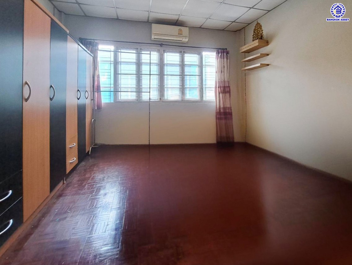 ทาวน์เฮ้าส์มือสองนนทบุรี โครงการ บุศรินทร์ บางบัวทอง เนื้อที่ 18 ตร.ว. พื้นที่ใช้สอย 135 ตร.ม. ฟังก์ชัน 2 ห้องนอน 2 ห้องน้ำ 1 ที่จอดรถ แถมฟรี! เครื่องปรับอากาศ, เครื่องทำน้ำอุ่น ทำเลดี เชื่อมต่อหลายเส้นทาง ถ.กาญจนาภิเษก, ถ.รัตนาธิเบศร์, ถ.บางกรวย-ไทรน้อย และใกล้เซ็นทรัลเวสต์เกต และรถไฟฟ้าสายสีม่วง "สถานีบางพลู"