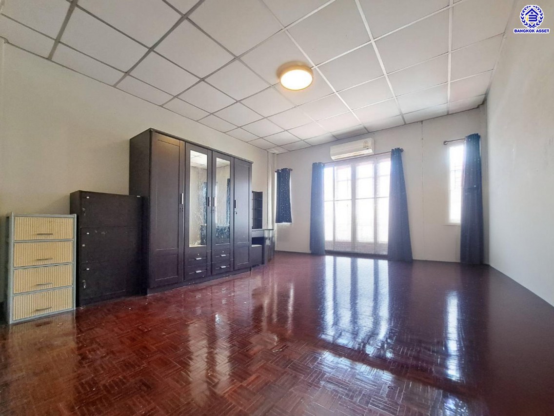 ทาวน์เฮ้าส์มือสองนนทบุรี โครงการ บุศรินทร์ บางบัวทอง เนื้อที่ 18 ตร.ว. พื้นที่ใช้สอย 135 ตร.ม. ฟังก์ชัน 2 ห้องนอน 2 ห้องน้ำ 1 ที่จอดรถ แถมฟรี! เครื่องปรับอากาศ, เครื่องทำน้ำอุ่น ทำเลดี เชื่อมต่อหลายเส้นทาง ถ.กาญจนาภิเษก, ถ.รัตนาธิเบศร์, ถ.บางกรวย-ไทรน้อย และใกล้เซ็นทรัลเวสต์เกต และรถไฟฟ้าสายสีม่วง "สถานีบางพลู"