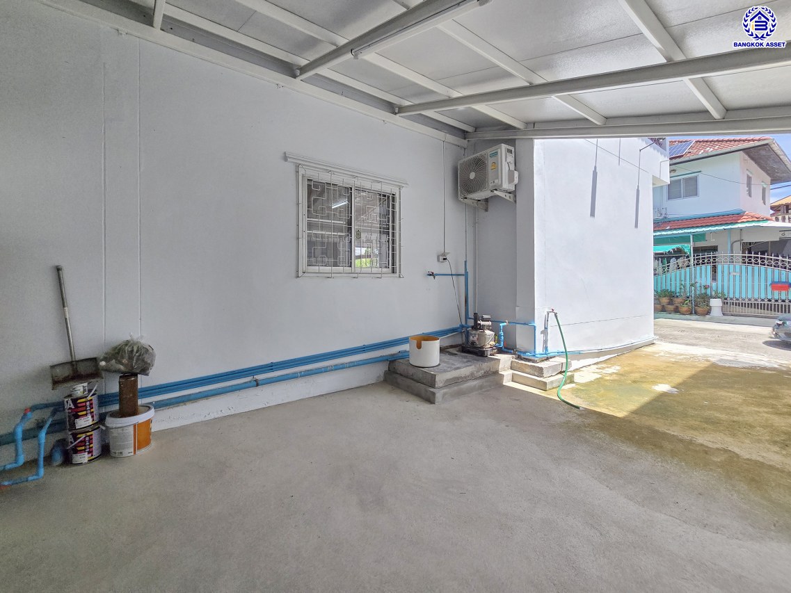 บ้านแฝดมือสองกรุงเทพฯ โครงการ ทวีทอง2 บางบอน3 เนื้อที่ 39.40 ตร.ว. พื้นที่ใช้สอย 160 ตร.ม. ฟังก์ชัน 3 ห้องนอน 3 ห้องน้ำ จอดรถได้ 2 คัน พร้อมแถมฟรี เครื่องทำน้ำอุ่น และ เครื่องทำดูดควัน บนทำเลศักยภาพ เชื่อมต่อหลายเส้นทาง ใกล้จุดขึ้นทางด่วน "พระราม2" และรถไฟฟ้าสายสีน้ำเงิน "สถานีหลักสอง"