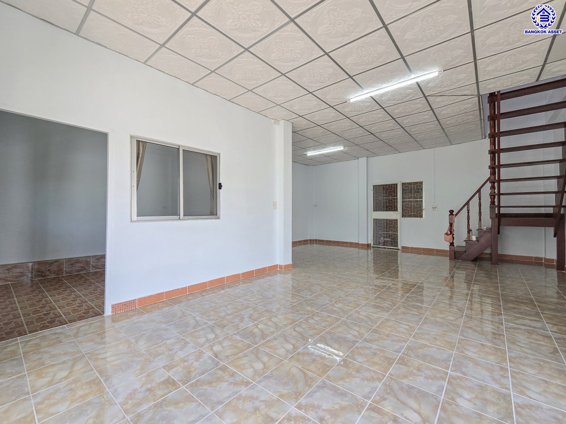 บ้านแฝดมือสองกรุงเทพฯ โครงการ ทวีทอง2 บางบอน3 เนื้อที่ 39.40 ตร.ว. พื้นที่ใช้สอย 160 ตร.ม. ฟังก์ชัน 3 ห้องนอน 3 ห้องน้ำ จอดรถได้ 2 คัน พร้อมแถมฟรี เครื่องทำน้ำอุ่น และ เครื่องทำดูดควัน บนทำเลศักยภาพ เชื่อมต่อหลายเส้นทาง ใกล้จุดขึ้นทางด่วน "พระราม2" และรถไฟฟ้าสายสีน้ำเงิน "สถานีหลักสอง"