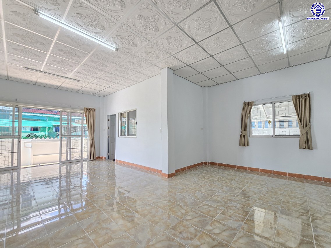 บ้านแฝดมือสองกรุงเทพฯ โครงการ ทวีทอง2 บางบอน3 เนื้อที่ 39.40 ตร.ว. พื้นที่ใช้สอย 160 ตร.ม. ฟังก์ชัน 3 ห้องนอน 3 ห้องน้ำ จอดรถได้ 2 คัน พร้อมแถมฟรี เครื่องทำน้ำอุ่น และ เครื่องทำดูดควัน บนทำเลศักยภาพ เชื่อมต่อหลายเส้นทาง ใกล้จุดขึ้นทางด่วน "พระราม2" และรถไฟฟ้าสายสีน้ำเงิน "สถานีหลักสอง"