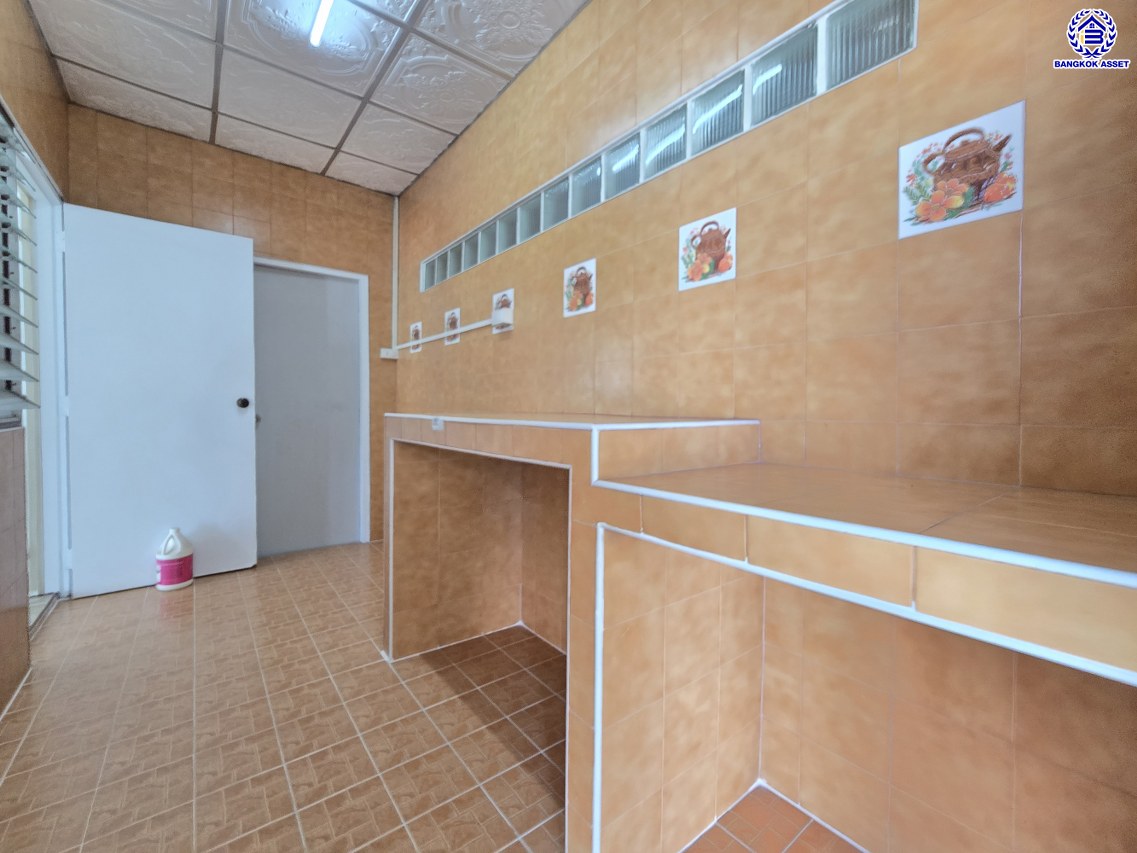 บ้านแฝดมือสองกรุงเทพฯ โครงการ ทวีทอง2 บางบอน3 เนื้อที่ 39.40 ตร.ว. พื้นที่ใช้สอย 160 ตร.ม. ฟังก์ชัน 3 ห้องนอน 3 ห้องน้ำ จอดรถได้ 2 คัน พร้อมแถมฟรี เครื่องทำน้ำอุ่น และ เครื่องทำดูดควัน บนทำเลศักยภาพ เชื่อมต่อหลายเส้นทาง ใกล้จุดขึ้นทางด่วน "พระราม2" และรถไฟฟ้าสายสีน้ำเงิน "สถานีหลักสอง"