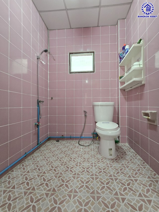 บ้านแฝดมือสองกรุงเทพฯ โครงการ ทวีทอง2 บางบอน3 เนื้อที่ 39.40 ตร.ว. พื้นที่ใช้สอย 160 ตร.ม. ฟังก์ชัน 3 ห้องนอน 3 ห้องน้ำ จอดรถได้ 2 คัน พร้อมแถมฟรี เครื่องทำน้ำอุ่น และ เครื่องทำดูดควัน บนทำเลศักยภาพ เชื่อมต่อหลายเส้นทาง ใกล้จุดขึ้นทางด่วน "พระราม2" และรถไฟฟ้าสายสีน้ำเงิน "สถานีหลักสอง"