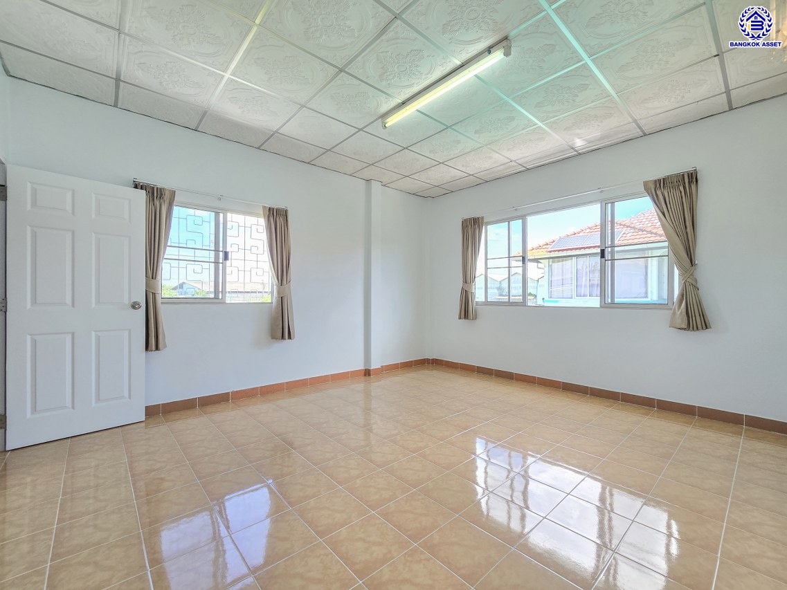 บ้านแฝดมือสองกรุงเทพฯ โครงการ ทวีทอง2 บางบอน3 เนื้อที่ 39.40 ตร.ว. พื้นที่ใช้สอย 160 ตร.ม. ฟังก์ชัน 3 ห้องนอน 3 ห้องน้ำ จอดรถได้ 2 คัน พร้อมแถมฟรี เครื่องทำน้ำอุ่น และ เครื่องทำดูดควัน บนทำเลศักยภาพ เชื่อมต่อหลายเส้นทาง ใกล้จุดขึ้นทางด่วน "พระราม2" และรถไฟฟ้าสายสีน้ำเงิน "สถานีหลักสอง"