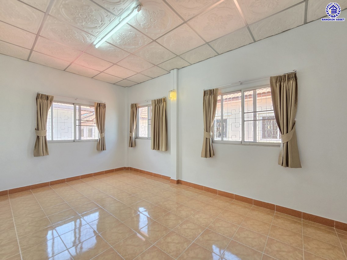 บ้านแฝดมือสองกรุงเทพฯ โครงการ ทวีทอง2 บางบอน3 เนื้อที่ 39.40 ตร.ว. พื้นที่ใช้สอย 160 ตร.ม. ฟังก์ชัน 3 ห้องนอน 3 ห้องน้ำ จอดรถได้ 2 คัน พร้อมแถมฟรี เครื่องทำน้ำอุ่น และ เครื่องทำดูดควัน บนทำเลศักยภาพ เชื่อมต่อหลายเส้นทาง ใกล้จุดขึ้นทางด่วน "พระราม2" และรถไฟฟ้าสายสีน้ำเงิน "สถานีหลักสอง"