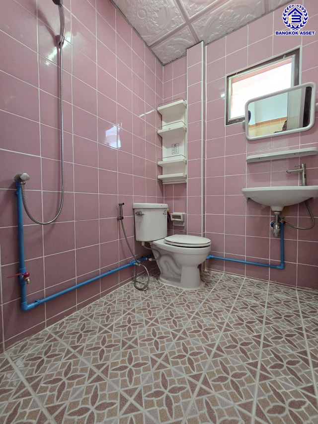 บ้านแฝดมือสองกรุงเทพฯ โครงการ ทวีทอง2 บางบอน3 เนื้อที่ 39.40 ตร.ว. พื้นที่ใช้สอย 160 ตร.ม. ฟังก์ชัน 3 ห้องนอน 3 ห้องน้ำ จอดรถได้ 2 คัน พร้อมแถมฟรี เครื่องทำน้ำอุ่น และ เครื่องทำดูดควัน บนทำเลศักยภาพ เชื่อมต่อหลายเส้นทาง ใกล้จุดขึ้นทางด่วน "พระราม2" และรถไฟฟ้าสายสีน้ำเงิน "สถานีหลักสอง"