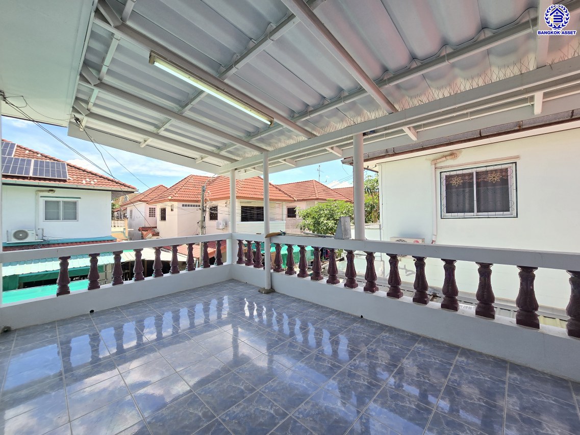 บ้านแฝดมือสองกรุงเทพฯ โครงการ ทวีทอง2 บางบอน3 เนื้อที่ 39.40 ตร.ว. พื้นที่ใช้สอย 160 ตร.ม. ฟังก์ชัน 3 ห้องนอน 3 ห้องน้ำ จอดรถได้ 2 คัน พร้อมแถมฟรี เครื่องทำน้ำอุ่น และ เครื่องทำดูดควัน บนทำเลศักยภาพ เชื่อมต่อหลายเส้นทาง ใกล้จุดขึ้นทางด่วน "พระราม2" และรถไฟฟ้าสายสีน้ำเงิน "สถานีหลักสอง"