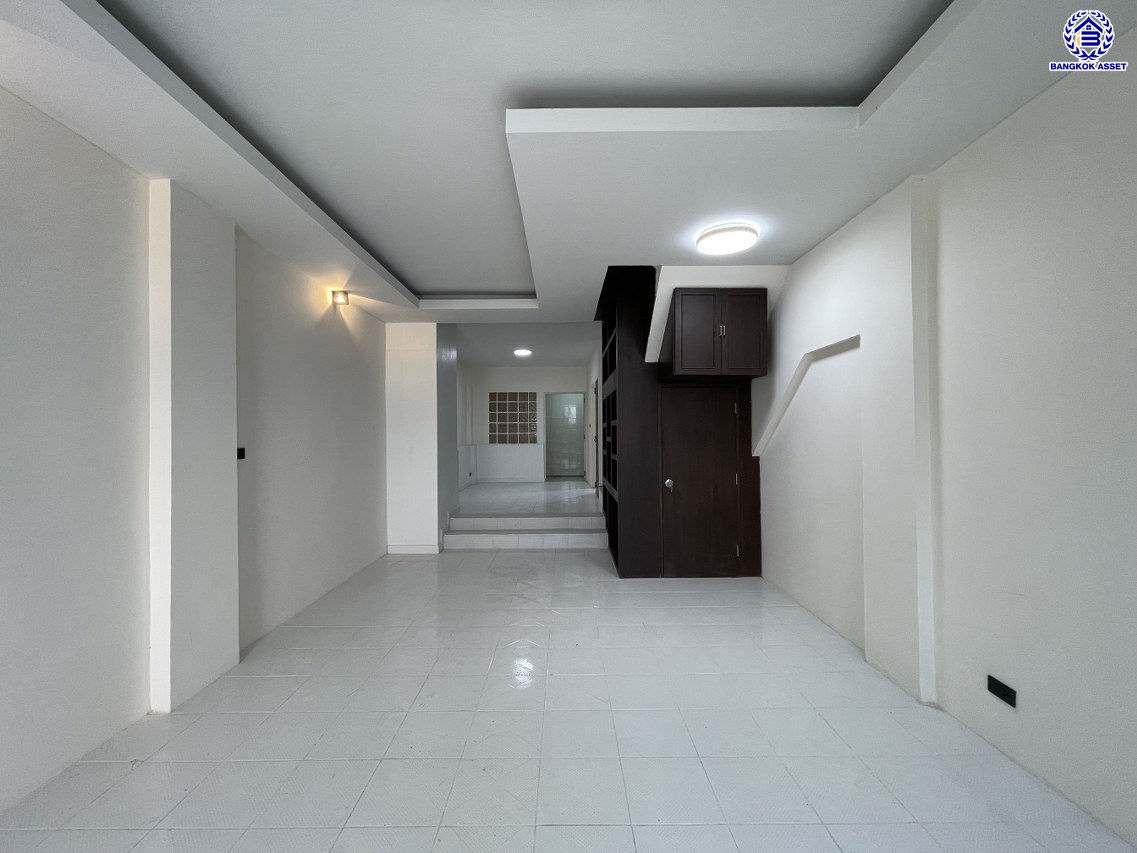 ทาวน์เฮ้าส์มือสองกรุงเทพฯ โครงการ ทาวน์อินทาวน์ ลาดพร้าว94 เนื้อที่ 17.90 ตร.ว. พื้นที่ใช้สอย 248 ตร.ม. ฟังก์ชัน 4 ห้องนอน 3 ห้องน้ำ 1 ที่จอดรถ แถมฟรี! เครื่องปรับอากาศ, เครื่องทำน้ำอุ่น, ปั้มน้ำ บนทำเลเดินทางสะดวก เชื่อมต่อถนนประดิษฐ์มนูธรรม, ถนนรามคำแหง ใกล้รถไฟฟ้าสายสีเหลือง "สถานีลาดพร้าว83" และจุดขึ้นทางด่วน "พิเศษฉลองรัช"