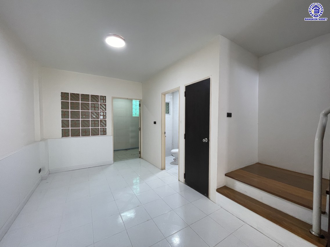 ทาวน์เฮ้าส์มือสองกรุงเทพฯ โครงการ ทาวน์อินทาวน์ ลาดพร้าว94 เนื้อที่ 17.90 ตร.ว. พื้นที่ใช้สอย 248 ตร.ม. ฟังก์ชัน 4 ห้องนอน 3 ห้องน้ำ 1 ที่จอดรถ แถมฟรี! เครื่องปรับอากาศ, เครื่องทำน้ำอุ่น, ปั้มน้ำ บนทำเลเดินทางสะดวก เชื่อมต่อถนนประดิษฐ์มนูธรรม, ถนนรามคำแหง ใกล้รถไฟฟ้าสายสีเหลือง "สถานีลาดพร้าว83" และจุดขึ้นทางด่วน "พิเศษฉลองรัช"