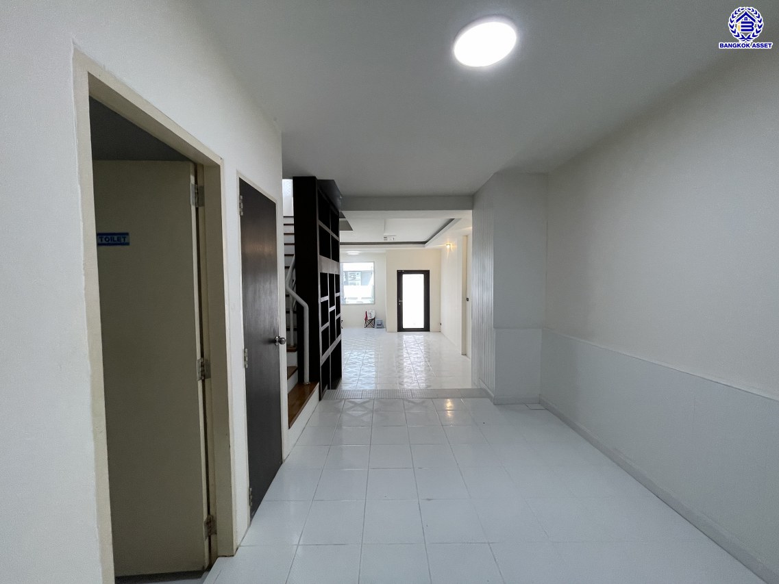 ทาวน์เฮ้าส์มือสองกรุงเทพฯ โครงการ ทาวน์อินทาวน์ ลาดพร้าว94 เนื้อที่ 17.90 ตร.ว. พื้นที่ใช้สอย 248 ตร.ม. ฟังก์ชัน 4 ห้องนอน 3 ห้องน้ำ 1 ที่จอดรถ แถมฟรี! เครื่องปรับอากาศ, เครื่องทำน้ำอุ่น, ปั้มน้ำ บนทำเลเดินทางสะดวก เชื่อมต่อถนนประดิษฐ์มนูธรรม, ถนนรามคำแหง ใกล้รถไฟฟ้าสายสีเหลือง "สถานีลาดพร้าว83" และจุดขึ้นทางด่วน "พิเศษฉลองรัช"